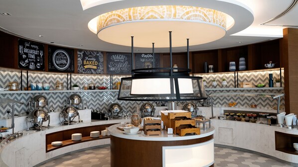 Café da manhã com buffet todos os dias (AED 75 por pessoa) 