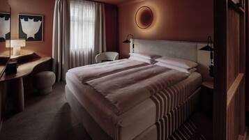 Ropa de cama de alta calidad, edredones de plumas, minibar y caja fuerte