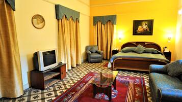 Minibar, caja de seguridad en la habitación y escritorio