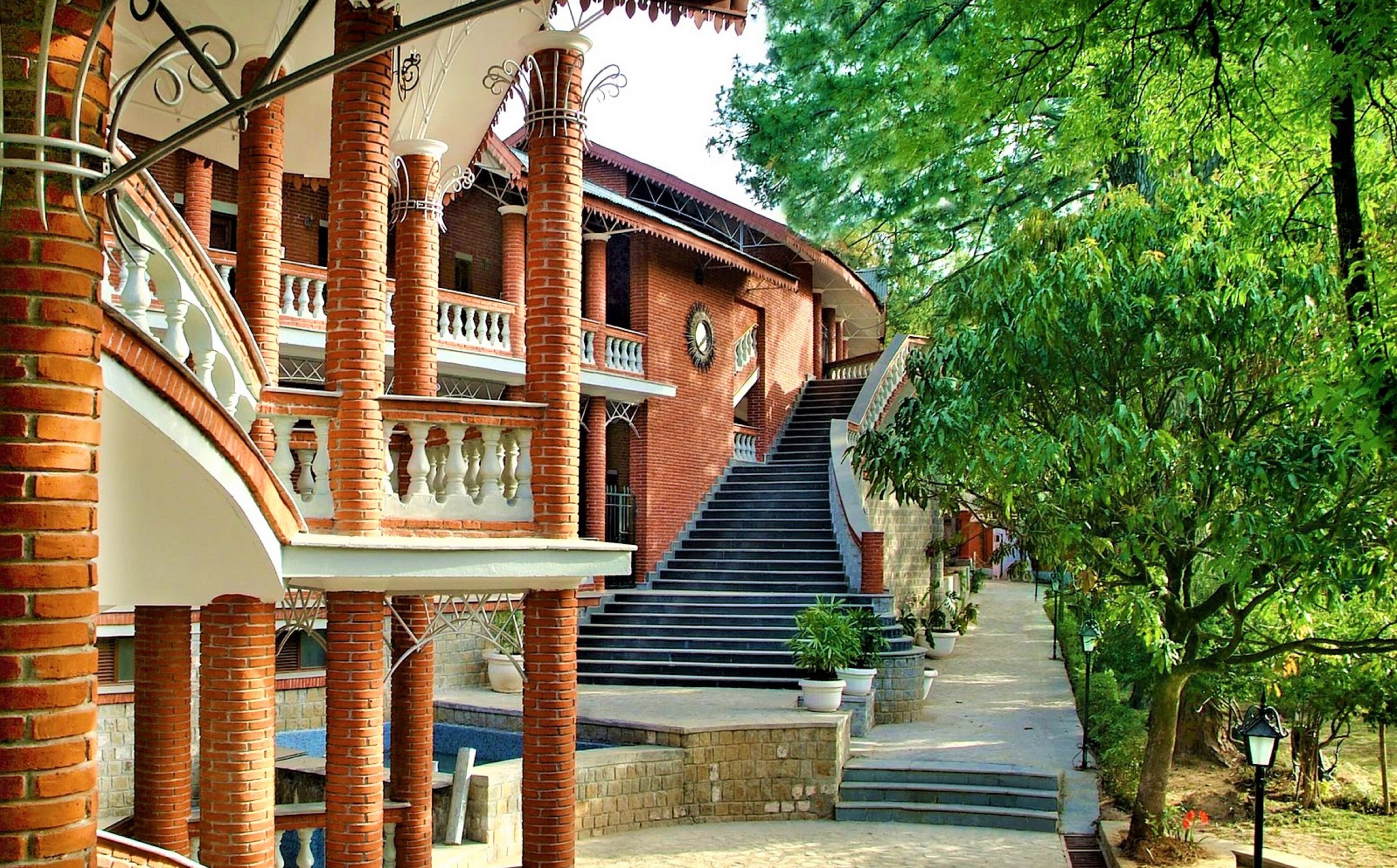 Vista frontal de la propiedad