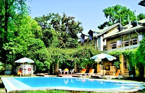 Outdoor pool - WelcomHeritage Taragarh Palace (Baijnath)