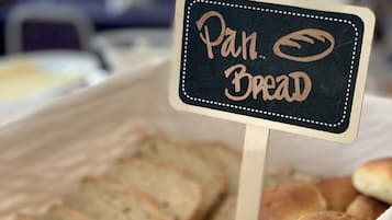 Café da manhã continental diário (CLP 5000 por pessoa)