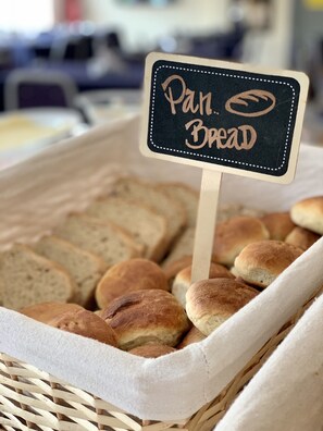 Desayuno continental diario (CLP 5000 por persona)