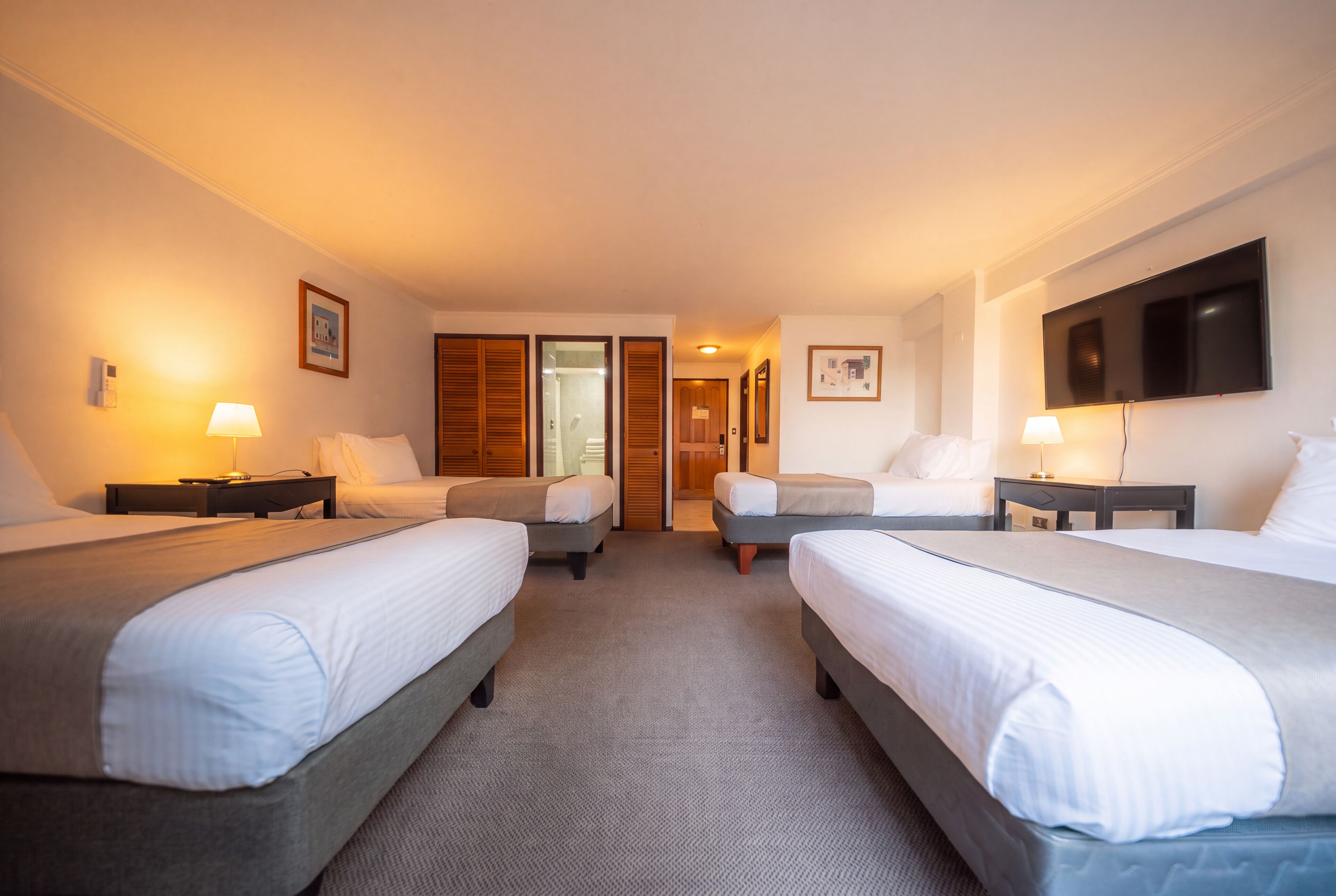 Standard-Vierbettzimmer | Schreibtisch, kostenloses WLAN, Bettwäsche