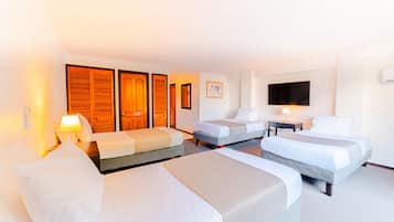 Habitación cuádruple estándar | Escritorio, wifi gratis, ropa de cama