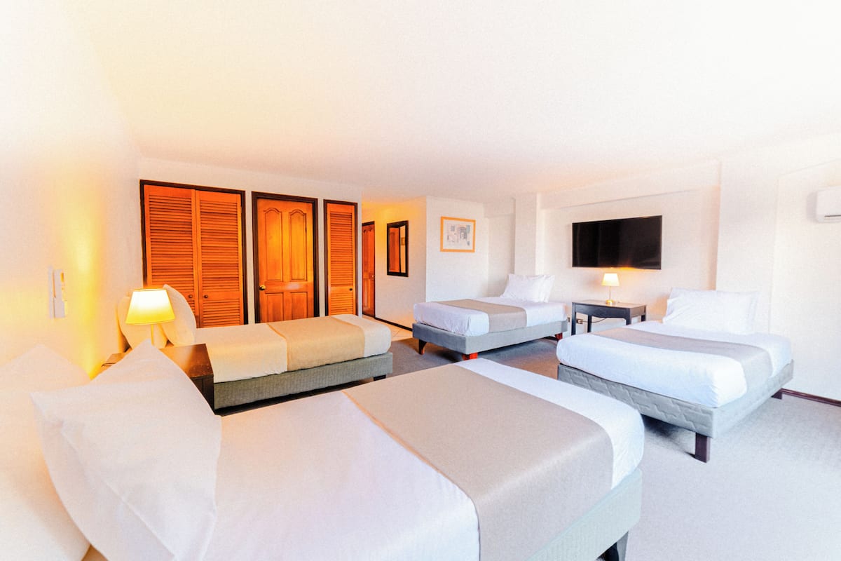 Cuadruple Matrimonial | Desk, free WiFi, bed sheets