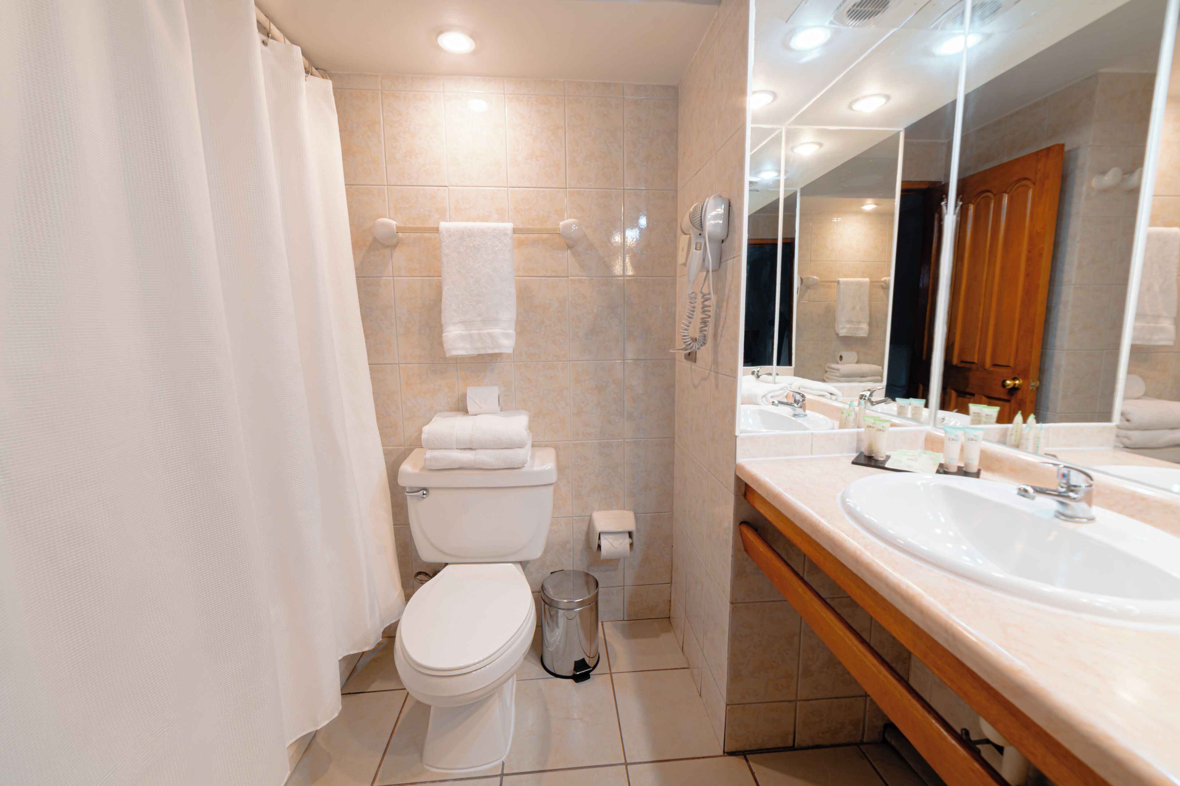 Bañera con ducha, bañera profunda, artículos de tocador gratuitos
