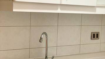 Grand réfrigérateur, micro-ondes