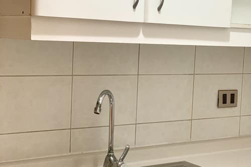 Refrigerador con congelador, microondas y utensilios de cocina