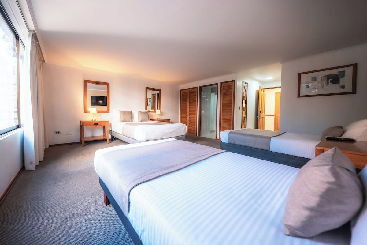 Habitación cuádruple estándar | Escritorio, wifi gratis y ropa de cama