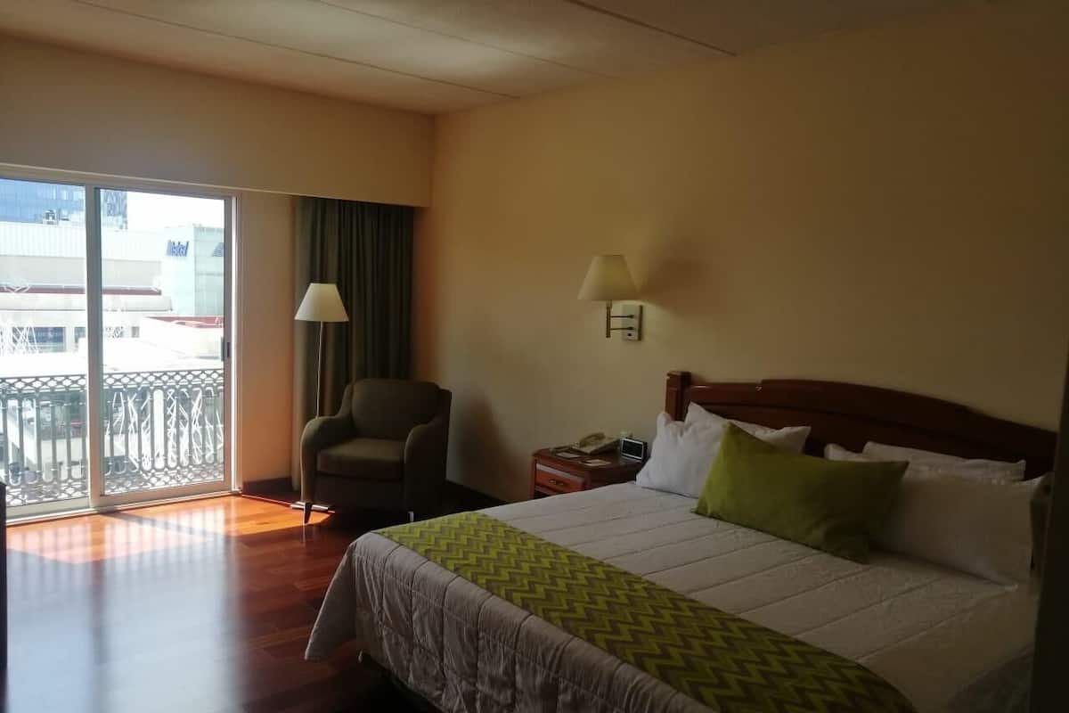 Caja fuerte, decoración individual, escritorio y cortinas opacas