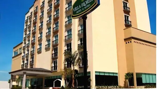 Un hotel de varios pisos con un letrero que dice "Villa Florida Hotel & Suites".