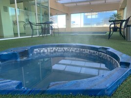 室内游泳池，日光浴躺椅