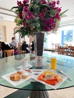 Se sirven desayunos, almuerzos y cenas; cocina internacional