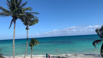 Playa privada, playa de arena blanca, camastros y sombrillas
