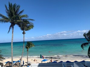 私家海滩、白沙、沙滩椅、海滩遮阳伞