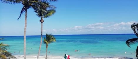 Plage privée, sable blanc, chaises longues, parasols