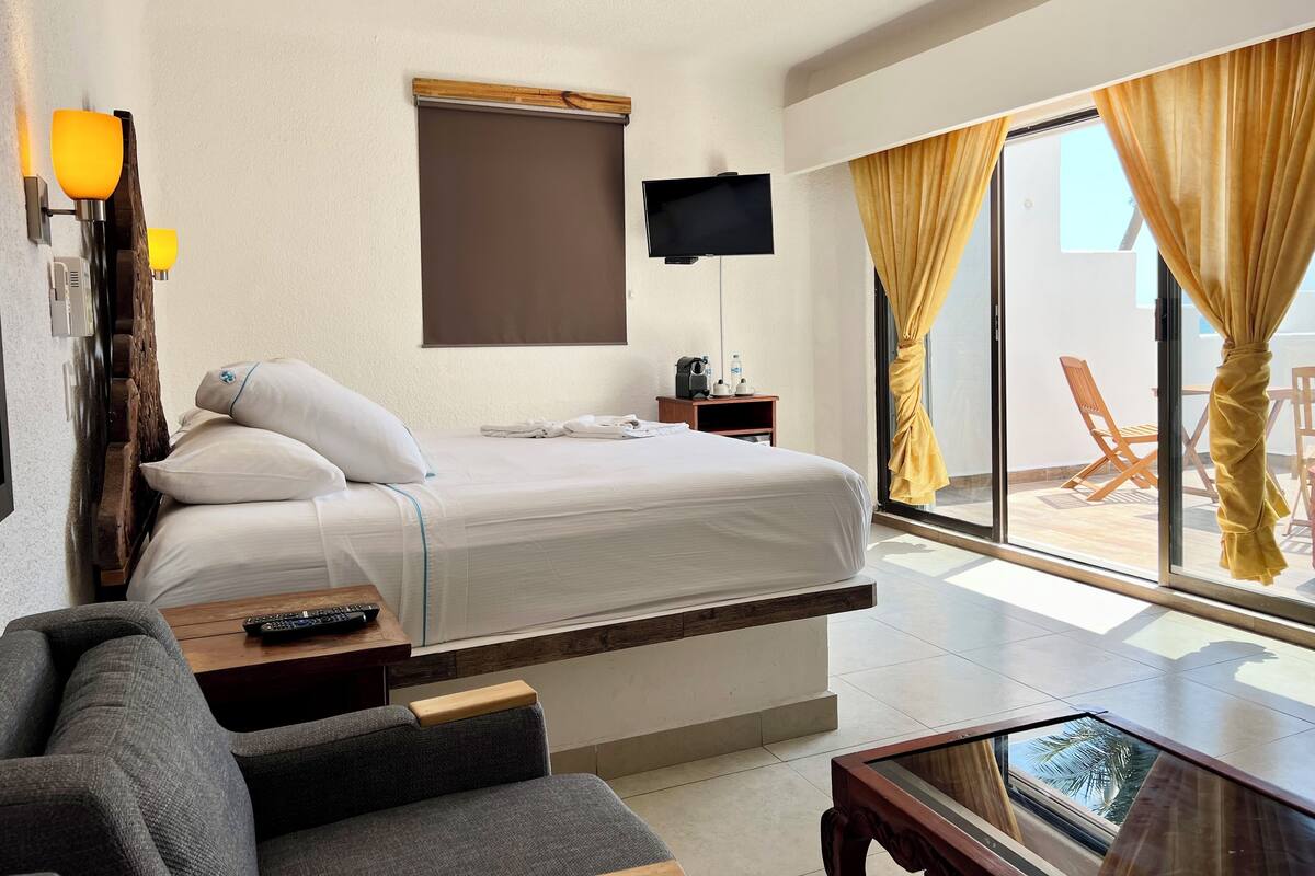 Honeymoon Room with Jacuzzi and Terrace | 迷你吧、房內夾萬、床單