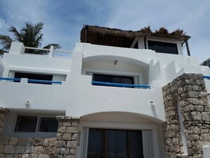 Front of property - Pelicano Inn Playa del Carmen - Beachfront Hotel (Playa del Carmen)