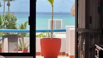 Habitación estándar, 2 camas matrimoniales, vista al océano | Minibar, caja de seguridad en la habitación y ropa de cama