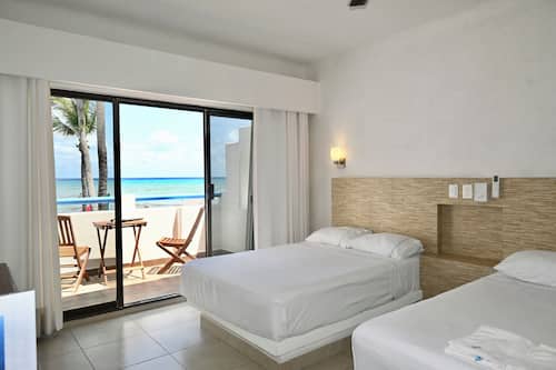 Habitació estàndard, 2 llits dobles, primera línia de mar | Minibar, caixa forta a l'habitació i roba de llit
