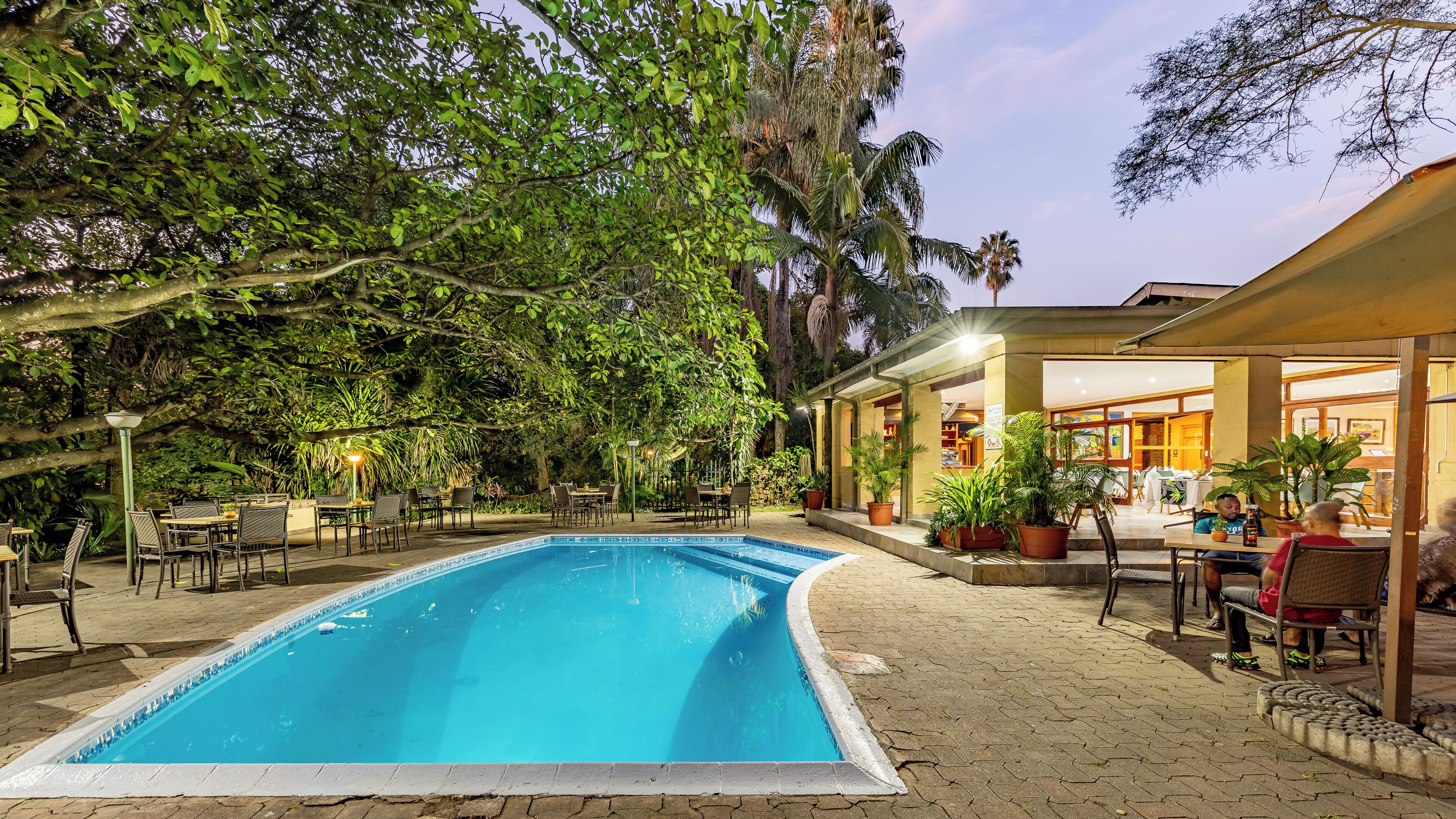 3 piscinas al aire libre, sombrillas, sillones reclinables de piscina