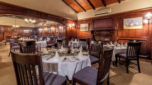 2 restaurants servant le petit déjeuner et le dîner