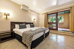 Garden Suite Twin | Öryggishólf í herbergi, skrifborð, straujárn/strauborð