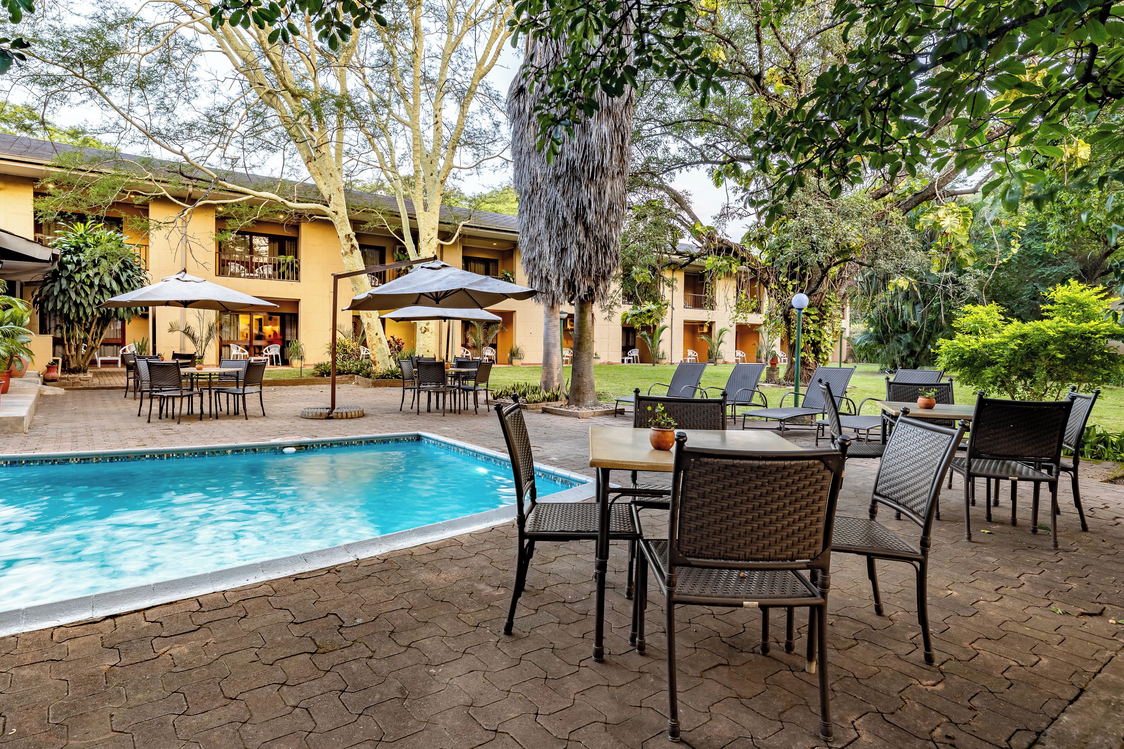 3 piscinas al aire libre, sombrillas, sillones reclinables de piscina