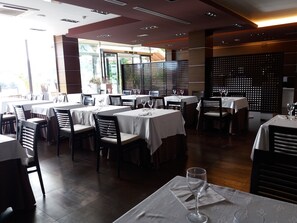 Daily continental breakfast (EUR 6 per person)