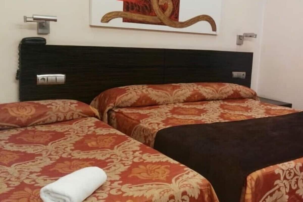 deluxe room | minibar, in-room safe, desk, free wifi