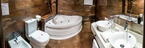 Junior Suite | Bathroom | Hair dryer, towels