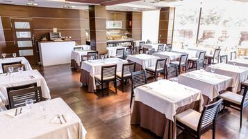 Continentaal ontbijt op werkdagen (EUR 6 per persoon)