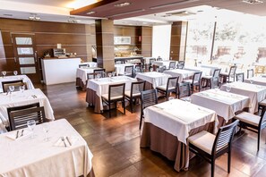 Continental breakfast on weekdays (EUR 6 per person) - Hospedium Hotel Los Periquitos (Fortuna)