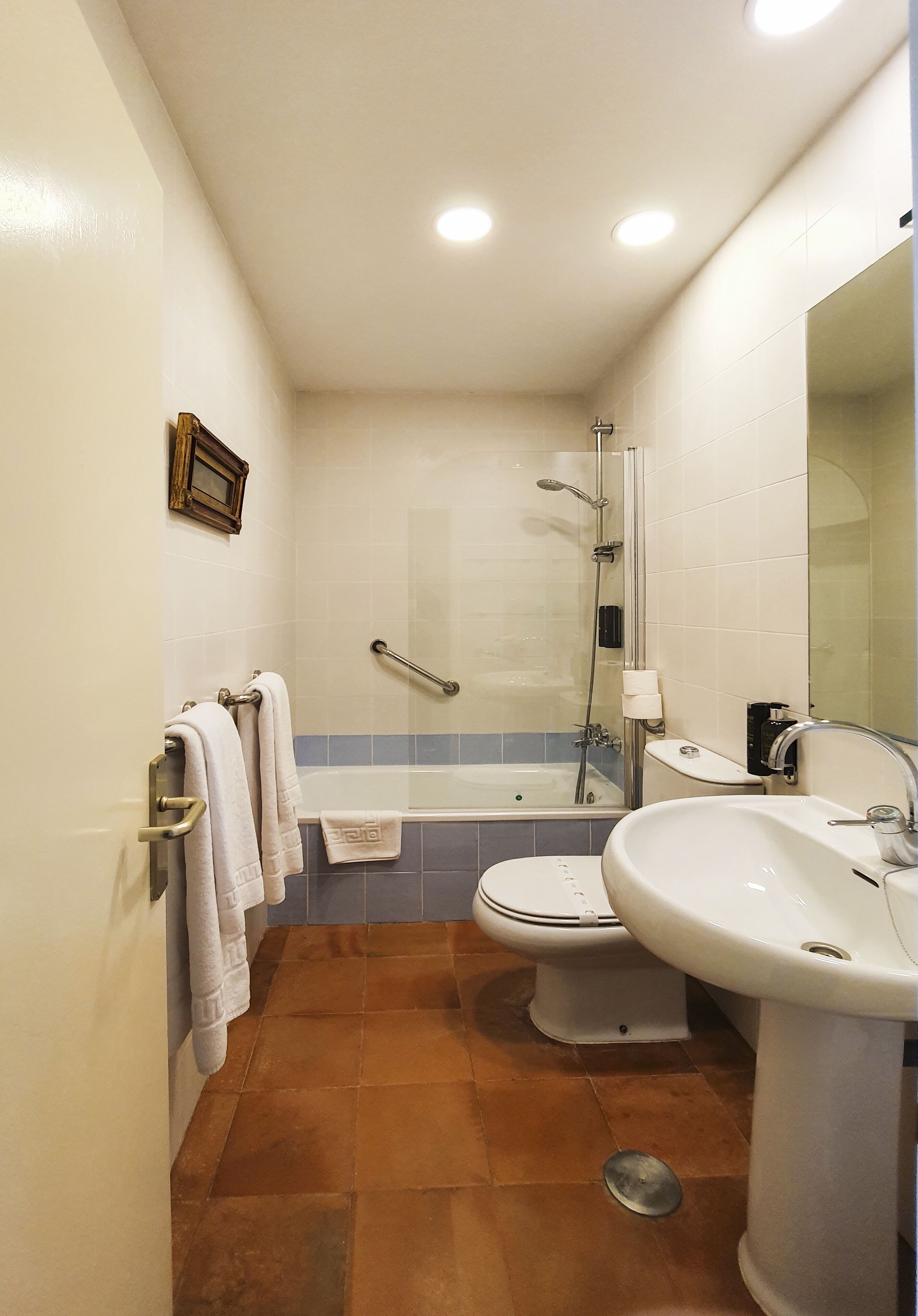 standard single room, 1 double bed | bathroom | bathtub, deep-soaking bathtub, free toiletries, hair dryer