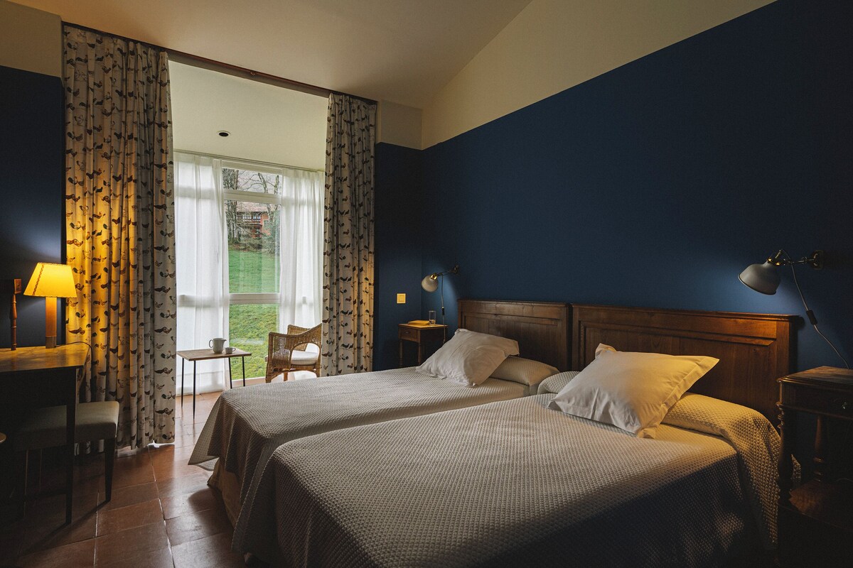 Premium bedding, down comforters, in-room safe, individually decorated