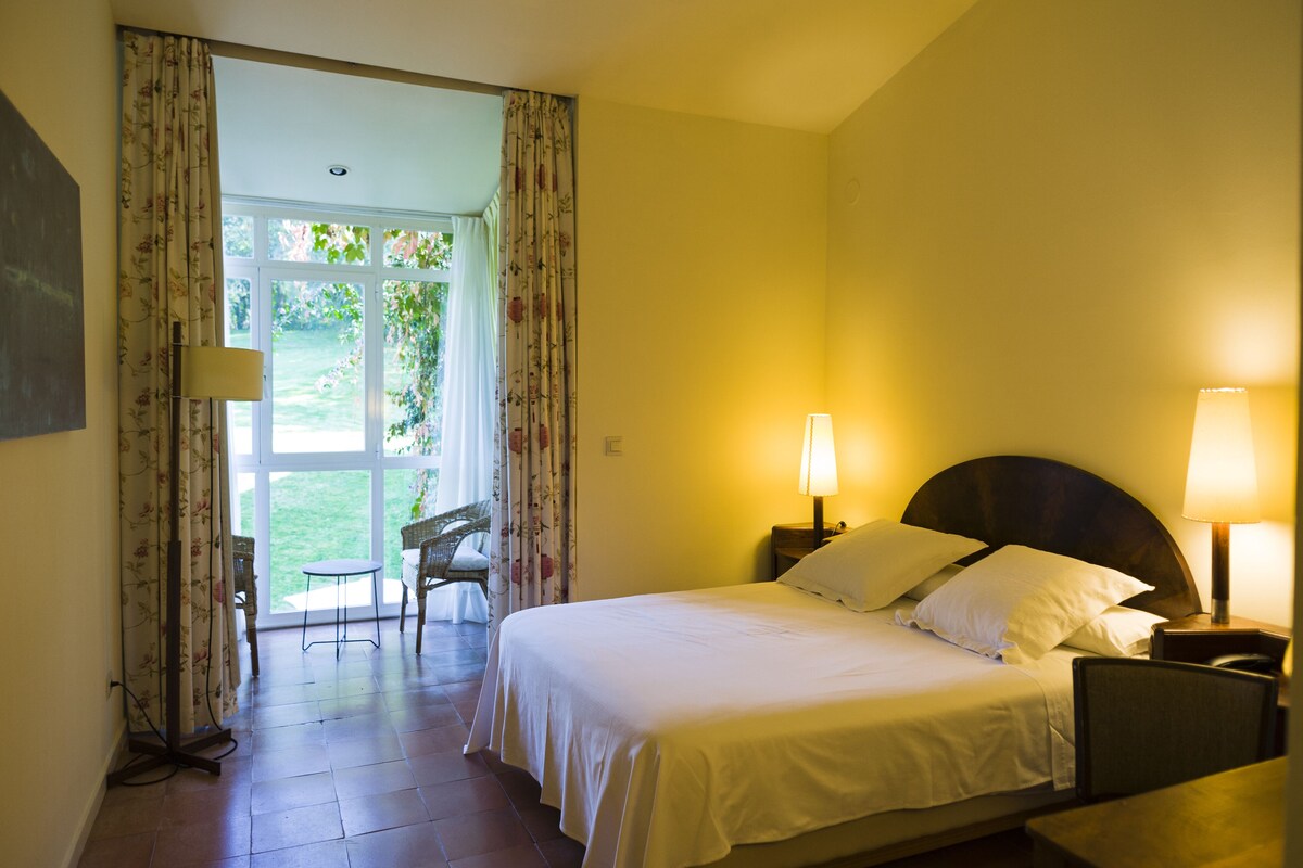 Premium bedding, down comforters, in-room safe, individually decorated