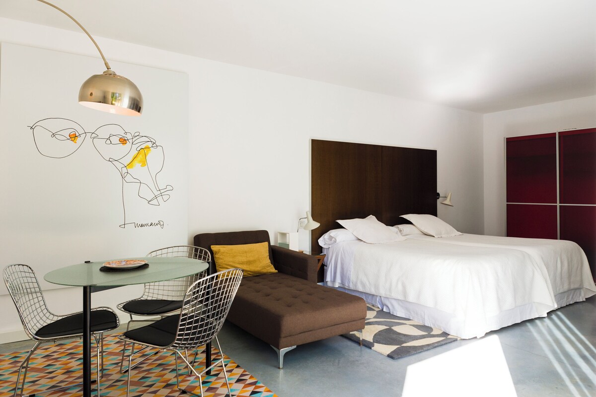 Premium bedding, down comforters, in-room safe, individually decorated
