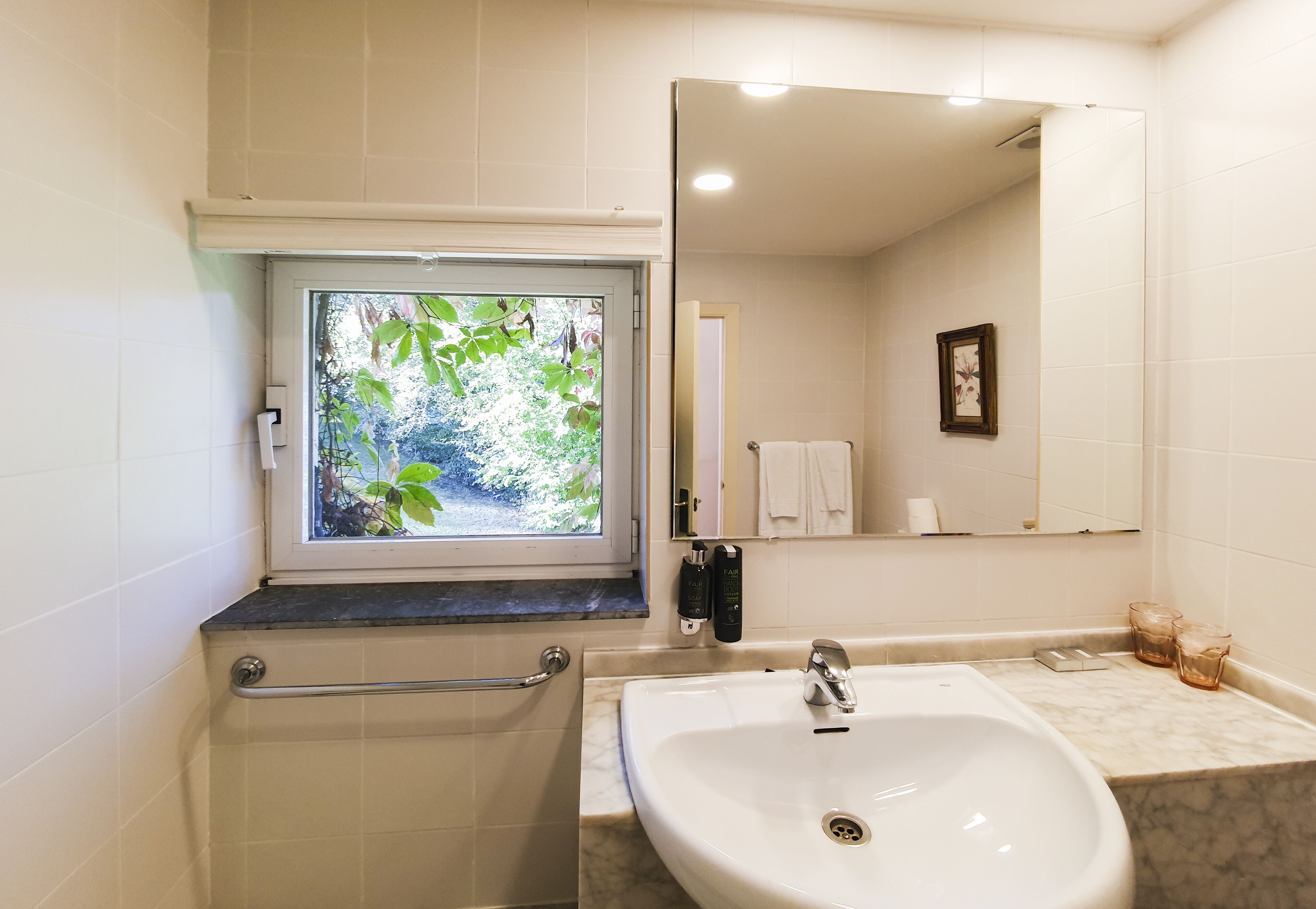 bathtub, deep-soaking bathtub, free toiletries, hair dryer