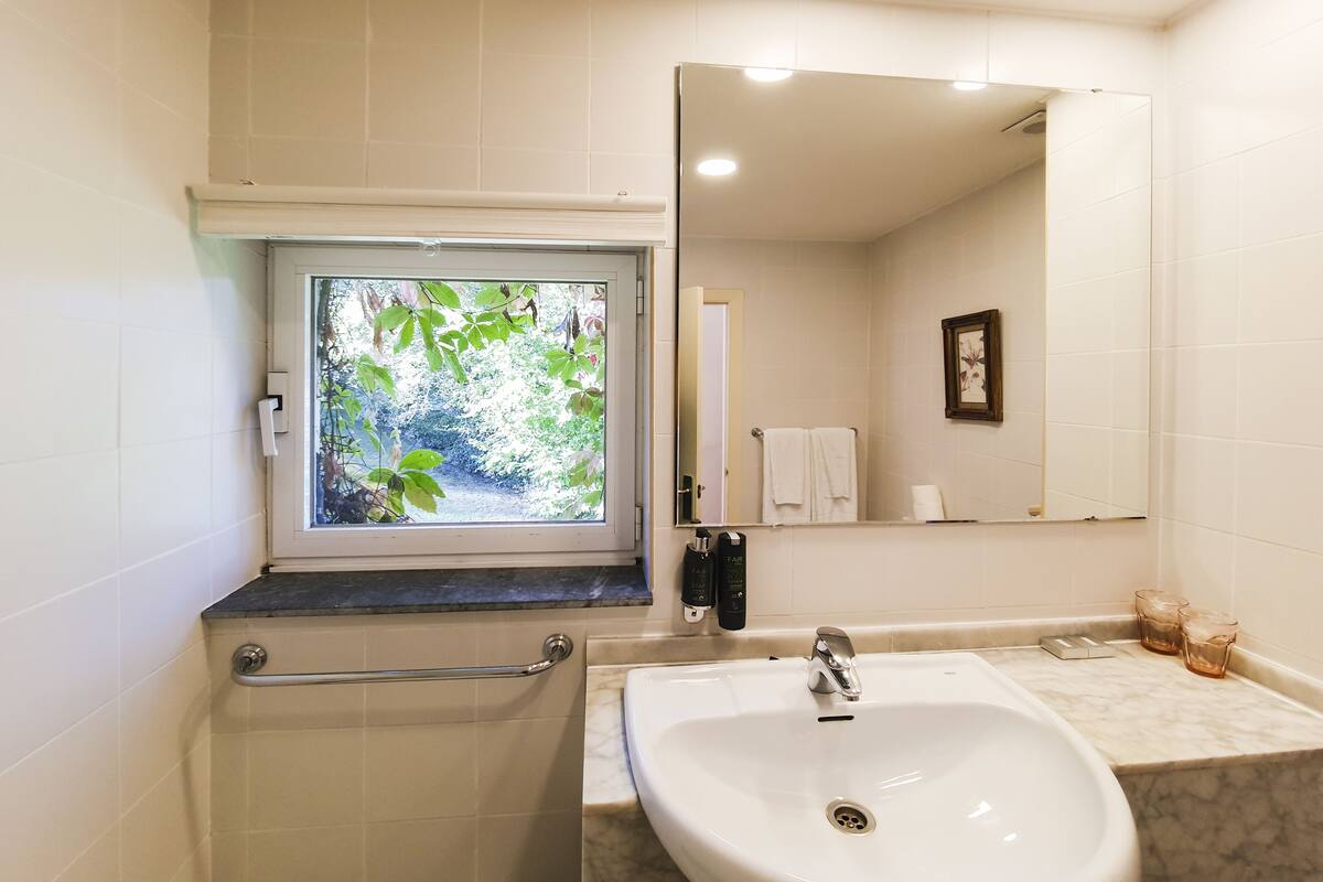 bathtub, deep-soaking bathtub, free toiletries, hair dryer