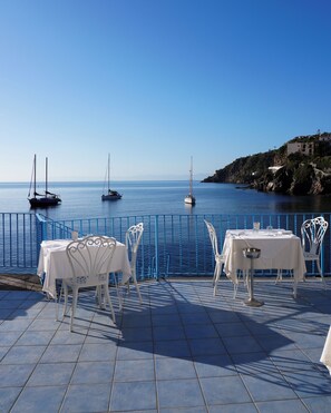 Outdoor dining - Rocce Azzurre (Lipari)