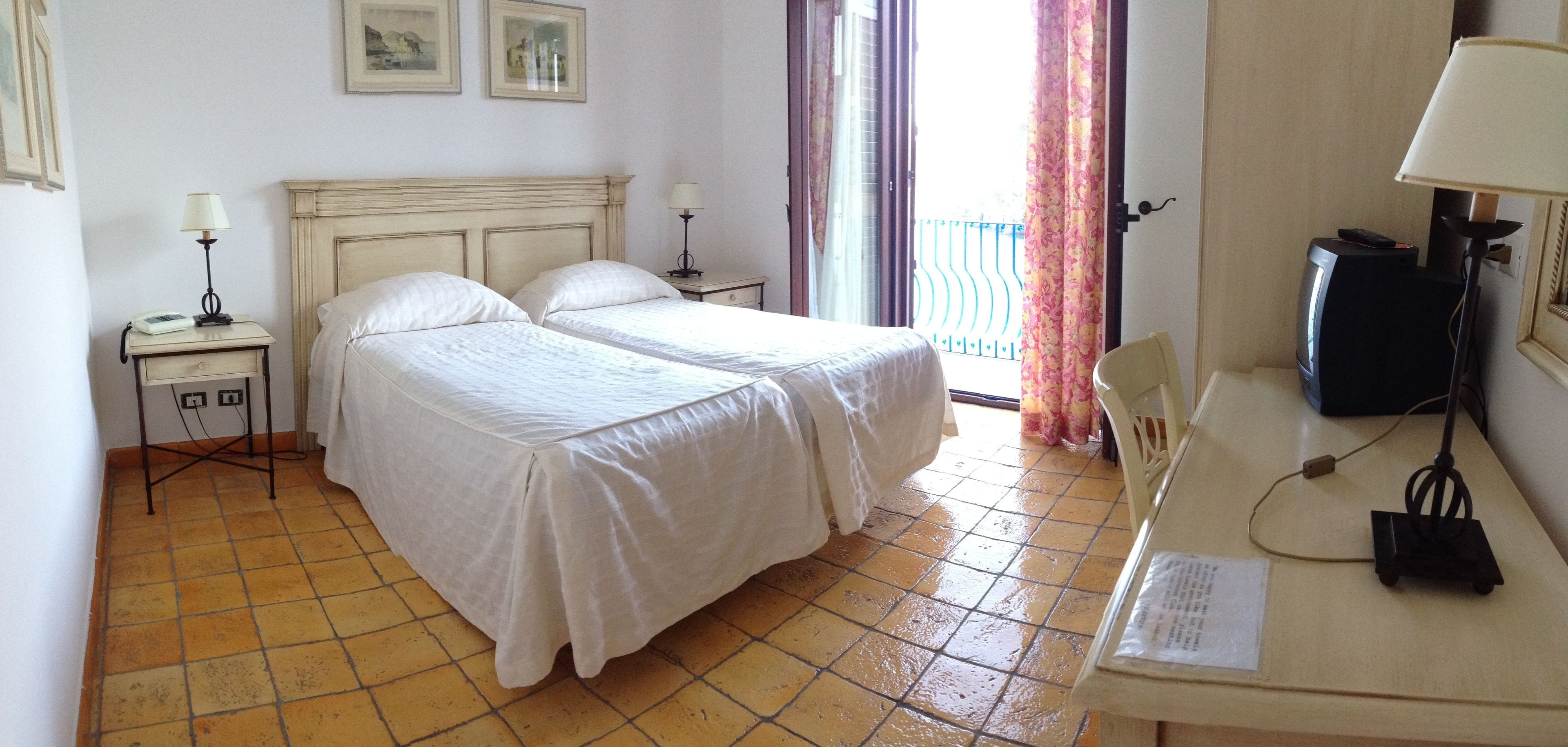 Quarto casal | Frigobar, cofres nos quartos, escrivaninha, Wi-Fi de cortesia