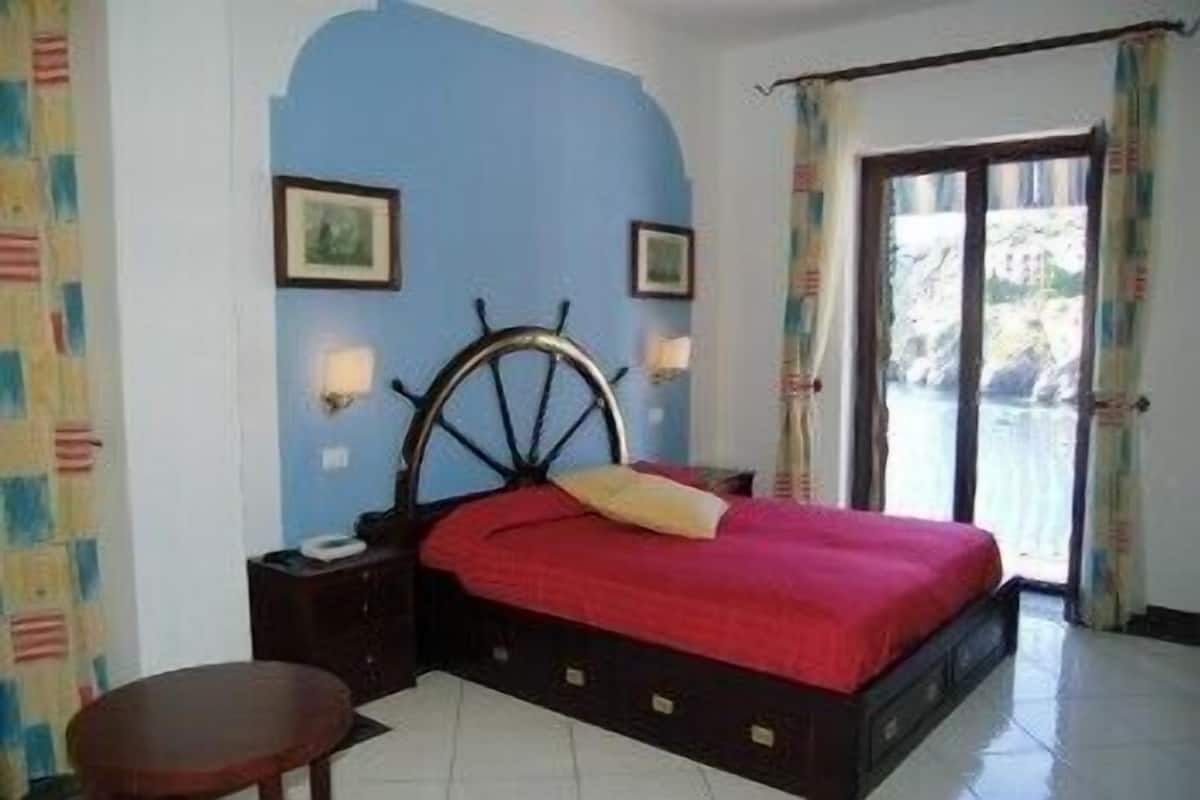 Suite, vue mer | Minibar, coffres-forts dans les chambres, bureau