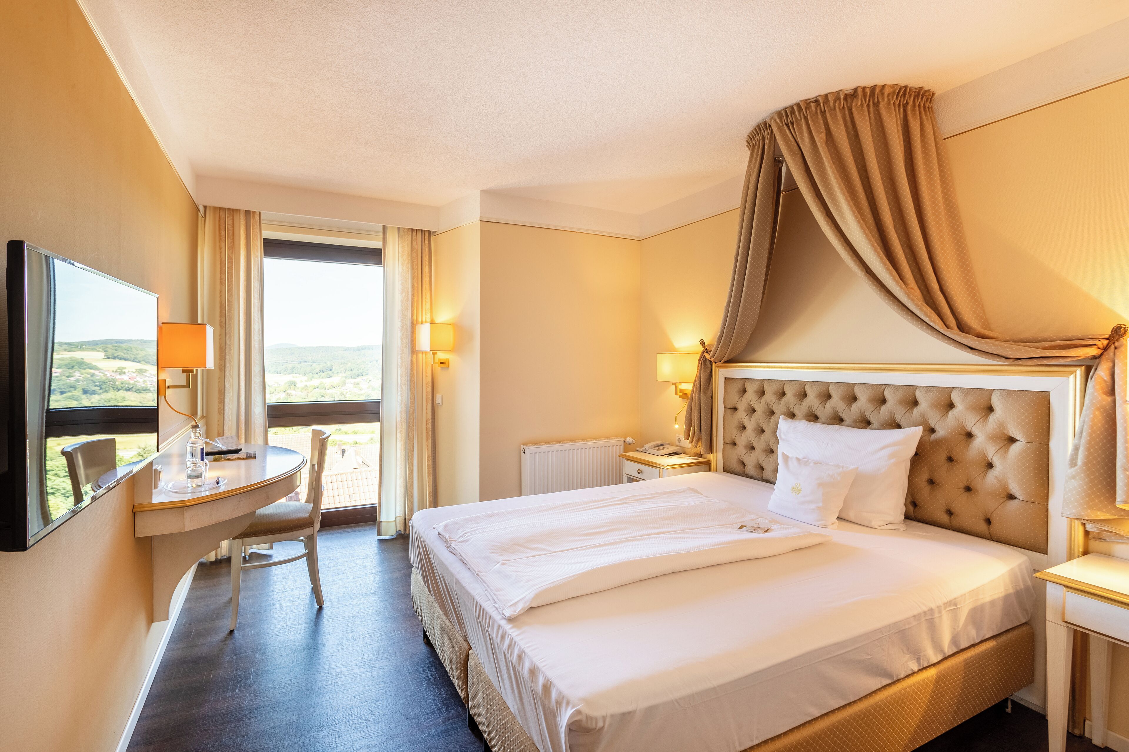 business single room | 1 bedroom, minibar, in-room safe, desk