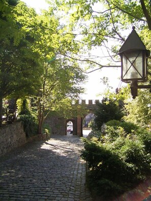 Property grounds - Hotel Burg Staufenberg (Staufenberg)