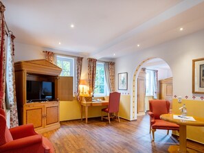 Suite | Minibar, in-room safe, desk, soundproofing - Hotel Burg Staufenberg (Staufenberg)