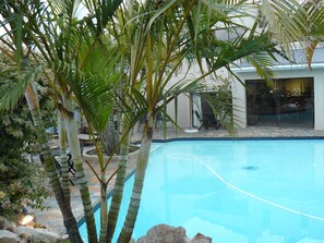 Outdoor pool, pool loungers - See More Guest House (East London)