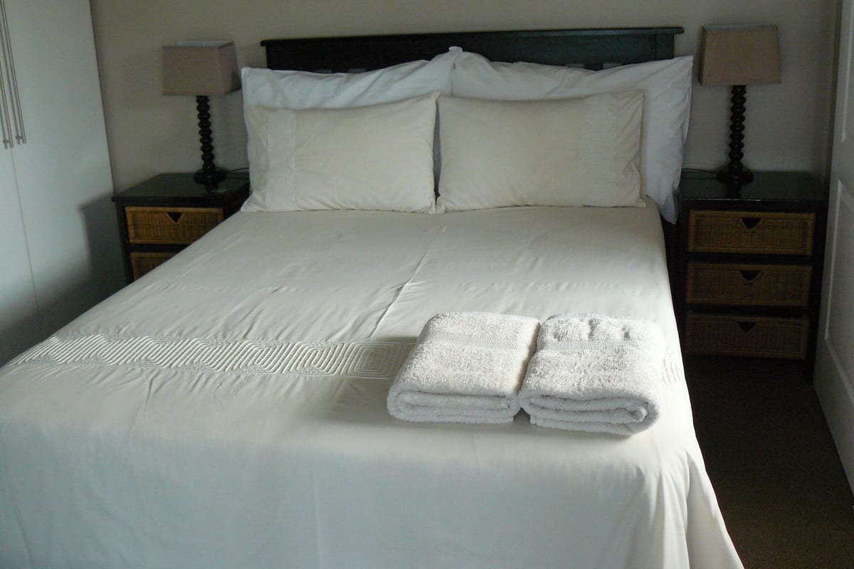 ROOM 6 Luxury | Luxe beddengoed, een kluis op de kamer, een strijkplank/strijkijzer