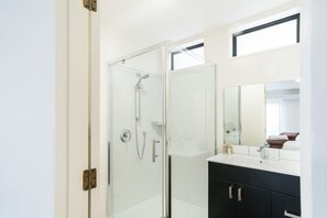 Luxury-Studio (FIFA World Cup Live Available) | Badezimmer | Dusche, Haartrockner, Handtücher, Seife