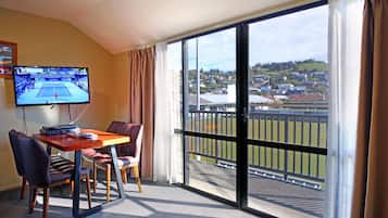 Standard Two Bedroom Unit - 1 Queen, 3 Singles | In-room dining